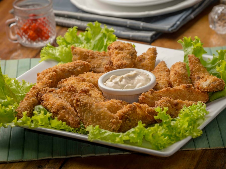 Knusprig frittierte Hähnchenstücke mit Dip
