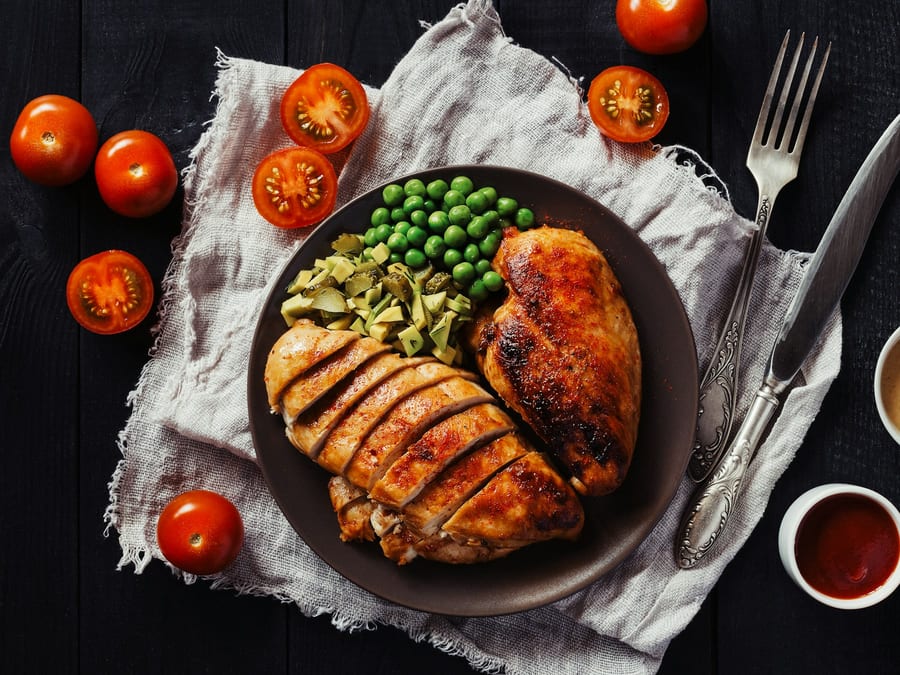 Gegrilltes Hähnchen auf dunklem Teller