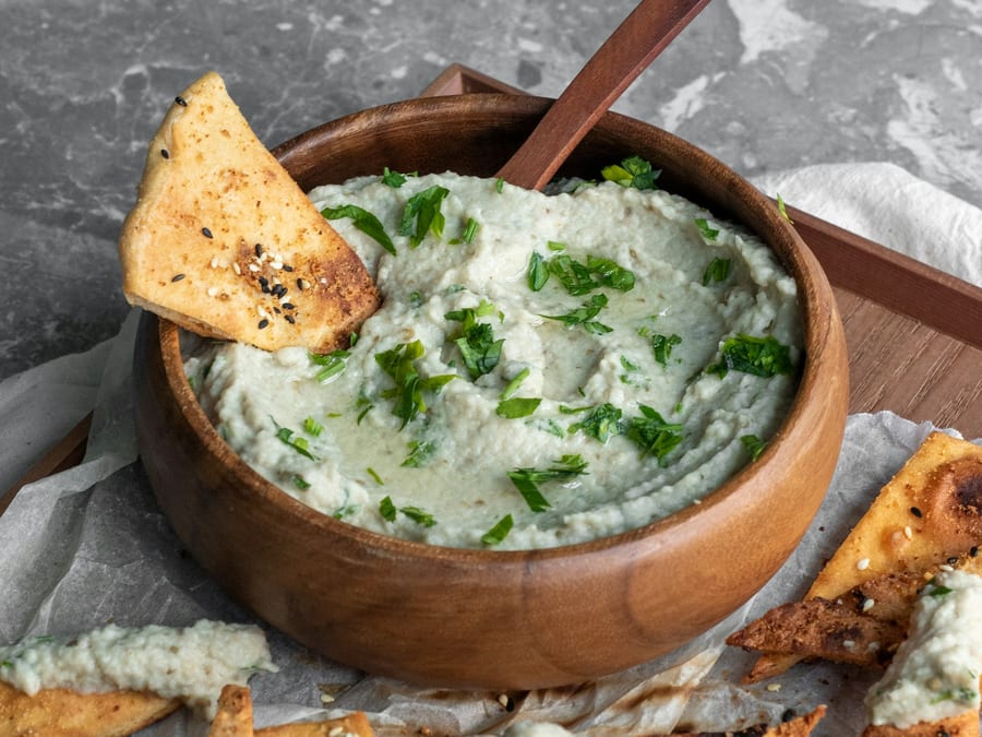 Auberginencreme in einer Holzschale mit Fladenbrot